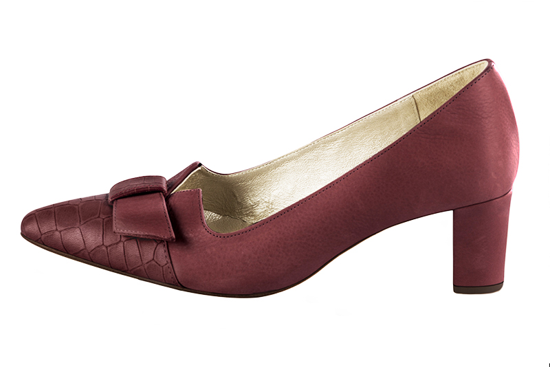 Burgundy red women's dress pumps, with a knot on the front. Tapered toe. Medium block heels. Profile view - Florence KOOIJMAN